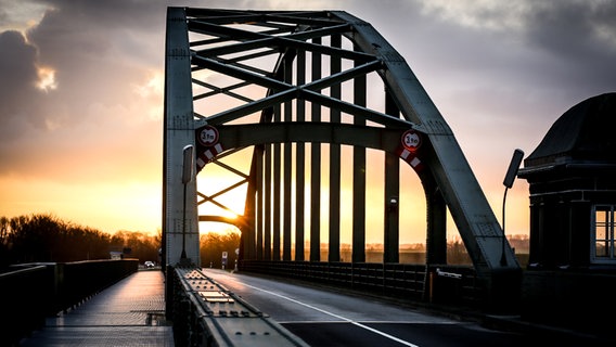 Die Eiderbrücke im Sonnenaufgang  Foto: Dirk Jacobs