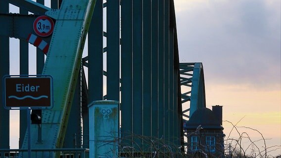 Die Eiderbrücke im Sonnenaufgang  Foto: Dirk Jacobs