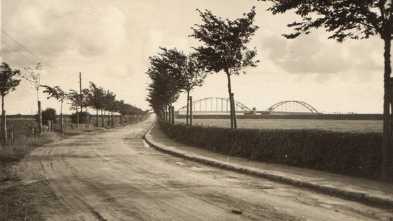 Historische Abbildung der Auffahrt zur Eiderbrücke © Touristinformation Friedrichstadt 