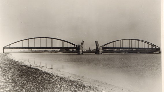 Historische Abbildung der geöffneten Eiderbrücke © Touristinformation Friedrichstadt 