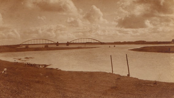 Ein altes sepiafarbenes Foto der Eiderbrücke im Jahr 1919. © Stadtarchiv Friedrichstadt / Museum "Alte Münze"  