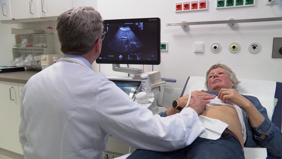 Gynäkologe Bauerschlag führt eine Ultraschalluntersuchung bei einer Patientin durch. © NDR Foto: NDR