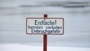 Vor einer EIsfläche steht ein Schild it der Aufschrift "Eisfläche! betreten verboten Einbruchgefahr" © imago images / Ralph Peters Foto: Ralph Peters