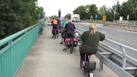 Radfahrer warten wegen Bauarbeiten auf der gesperrten Elbbrücke. Radfahrer warten wegen Bauarbeiten auf der gesperrten Elbbrücke. © NDR Foto: NDR