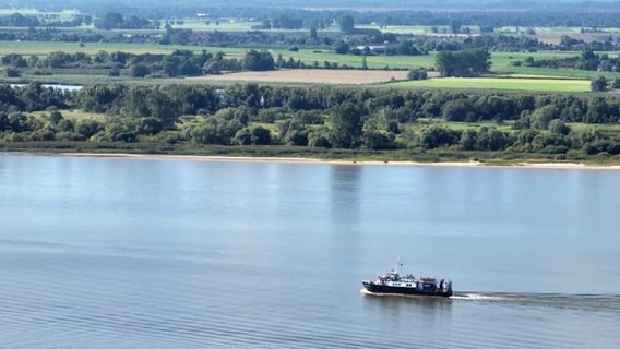 Ein Forschungsschiff fährt über die Elbe. © NDR 