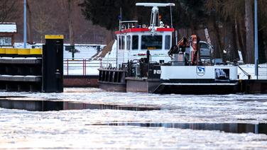 Ein Arbeitsschiff liegt auf dem Elbe-Lübeck-Kanal in der Nähe der Schleuse Witzeeze im Eis. © dpa-Bildfunk Foto: Jens Büttner