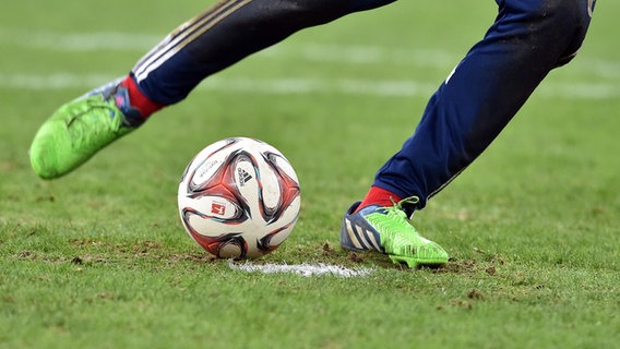 Eine Person tritt gegen einen Fußball, der auf dem Elfmeterpunkt liegt. © Sport Moments/Paschertz Foto: Sport Moments/Paschertz