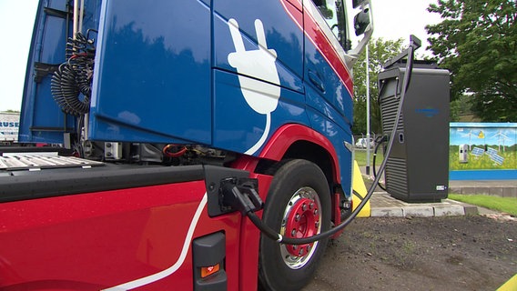 Ein Lkw hängt an einer Ladesäule. © NDR 