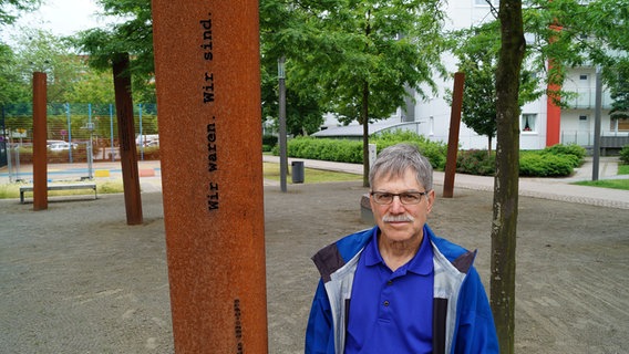 Alan Gordon steht in Elmshorn vor Stelen. Alan Gordon steht in Elmshorn vor Stelen. © NDR Foto: Robert Tschuschke