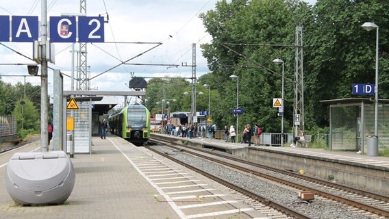 Menschen befinden sich auf den Bahnsteigen eins und zwei. An Gleis 2 steht ein Zug. © NDR Foto: Sabine Alsleben