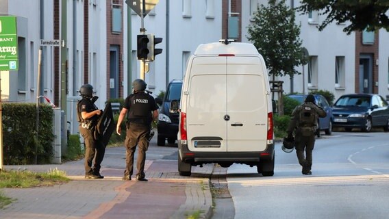 Spezialkräfte stehen auf einer Straße © Florian Sprenger 