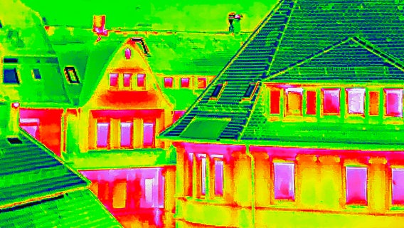 Wärmebild oder Thermografie zeigt Schwachstellen in der Isolierung von Wohngebäuden. © picture alliance / imageBROKER | Arnulf Hettrich Foto: Arnulf Hettrich
