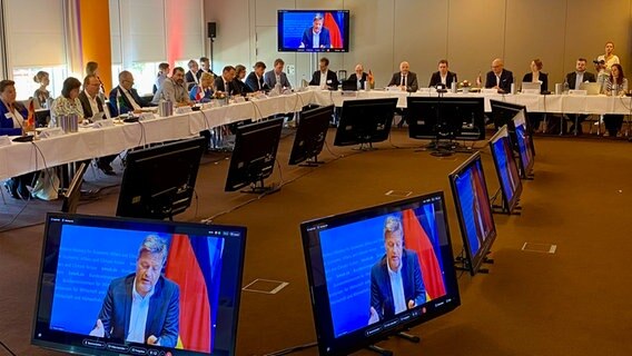 Die Energieminister sitzen in einer Tischreihe, während Bundeswirtschaftsminister Robert Habeck per Video zugeschaltet ist. Die Energieminister sitzen in einer Tischreihe, während Bundeswirtschaftsminister Robert Habeck per Video zugeschaltet ist. © NDR Foto: Fabian Boerger