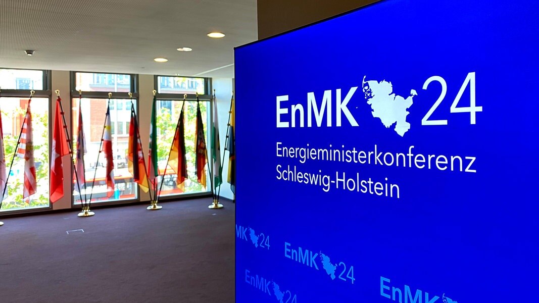 Eine Info-Tafel mit der Aufschrift: Energieministerkonferenz 2024 Schleswig-Holstein