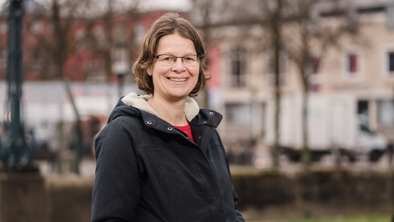 Bürgermeisterkandidatin Dr. Katrin Engeln (Wahl Bad Schwartau) lächelt für ein Foto in die Kamera © Katrin Engeln Foto: Guido Kollmeyer