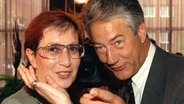 1993: Der damalige schleswig-holsteinische Ministerpräsident Björn Engholm spricht mit der damaligen Finanzministerin Heide Simonis. © dpa Foto: Wulf Pfeiffer