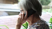 Eine ältere Dame telefoniert. © IMAGO / Eibner 