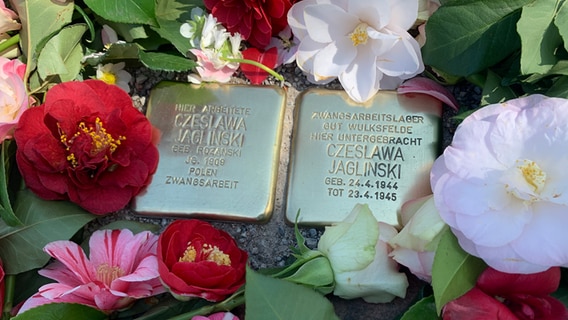 Mit Blumen geschmückte Stolpersteine von Czeslawa und ihrer Mutter. © Corinna Below Foto: Corinna Below
