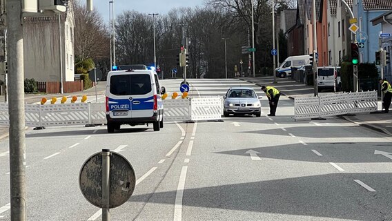 Eine Straße ist über ihre gesamte Breite gesperrt. © NDR Foto: Sofia Tchernomordik