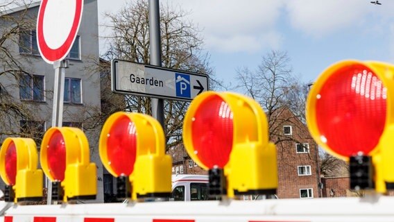 Eine Straßensperrung im Vordergrund. Im Hintergrund ist ein Hinweisschild zum Kieler Stadtteil Gaarden. © dpa-Bildfunk Foto: Axel Heimken