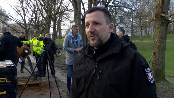 Ein Mann des Kampfmittelräumdienstes steht im Kieler Werftpark. © NDR Foto: NDR Screenshots