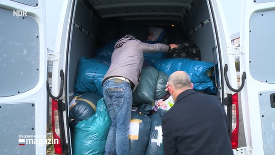 Ein Transporter ist voll beladen mit Hilfsgütern für die Erdbebenopfer in der Türkei. © NDR 