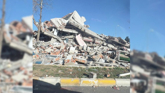 Trümmer eines zerstörten Gebäudes liegen neben einer Straße in der Türkei © Suat Ates Foto: Suat Ates