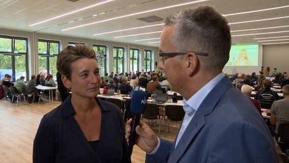 NDR Reporter Andreas Schmidt interviewt die Landesvorsitzende der Grünen Anke Erdmann. © NDR 