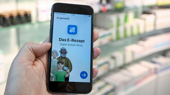 Eine App, die das E-Rezept anzeigen kann, wird in einer Apotheke gezeigt. © picture alliance/dpa Foto: Jens Kalaene