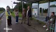 Bahnkunden warten auf einen Zug. © NDR 
