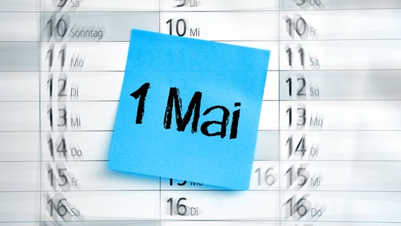 Auf einem Kalender klebt ein Zettel mit der Aufschrift 1. Mai. © Imago Images / Bihlmayerfotografie Foto: Imago Images / Bihlmayerfotografie