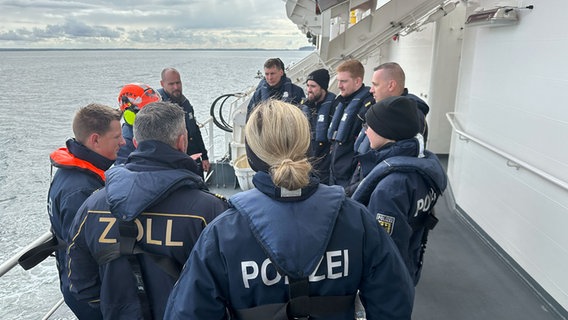 Eine Übung auf dem Schulschiff der Bundespolizei "Eschwege". © NDR Foto: Hauke Bülow