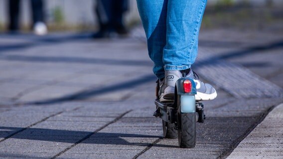 Person fährt mit einem E-Scooter. © picture alliance/dpa Foto: Jens Büttner