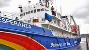 Die Esperanza legt  im Kieler Hafen am IFM-Geomar an. © Samir Chawki Foto: Samir Chawki