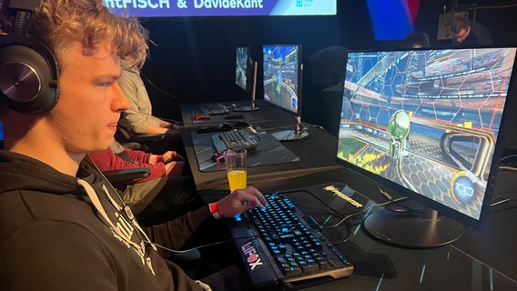 Während eines eSport-Wettkampf blicken die Teilnehmer auf ihre Monitore. © NDR Foto: Jochen Dominicus
