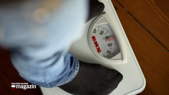 Eine Person wiegt ihr Gewicht. © NDR 