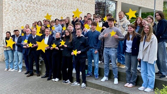 Ministerpräsident Daniel Günther und Europaminister Werner Schwarz umgeben von Schülern der Berufsbildenden Schule, der RBZ Wirtschaft, in Kiel. © NDR Foto: Fabian Boerger