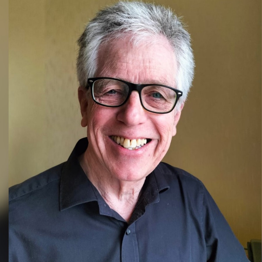 Klaus Euteneuer-Treptow (Die Linke) lächelt in die Kamera. Klaus Euteneuer-Treptow (Die Linke) lächelt in die Kamera.