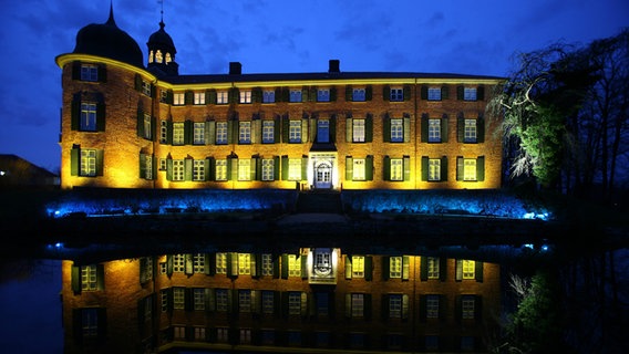Das Schloss im schleswig-holsteinischen Eutin erstrahlt im farbigen Licht. © picture-alliance/ dpa Foto: Carsten Rehder