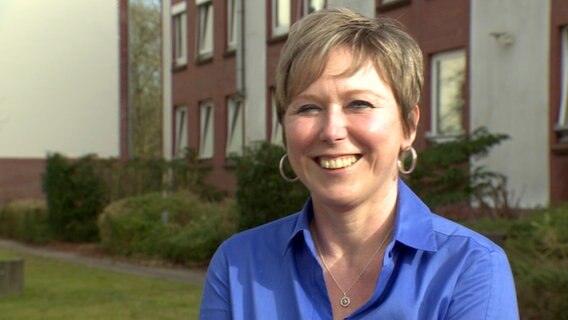 Prof. Kamila Jauch-Chara, die Leiterin des ZIP, steht vor einem Gebäude und lacht. Prof. Kamila Jauch-Chara, die Leiterin des ZIP, steht vor einem Gebäude und lacht. © NDR