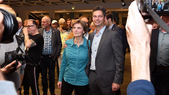 Fabian Geyer und seine Ehefrau stehen am Wahlabend in der Bürgerhalle © NDR Foto: Jörg Jacobsen