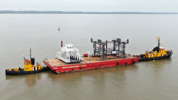 Ein Schlepper zieht die neue Schwebefähre über den Nord-Ostsee-Kanal. © Westküstennews 