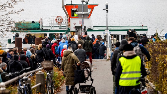 Menschenmassen drängeln sich vor der Adler 1 Fähre in Kiel © dpa-Bildfunk Foto: Axel Heimken/dpa
