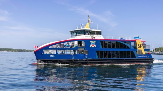 Das Passagierschiff SFK auf der Kieler Förde. Das Passagierschiff SFK auf der Kieler Förde. © picture alliance / imageBROKER Foto: Stanislav Belicka
