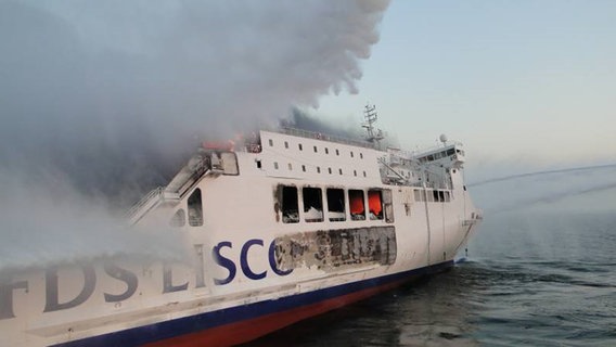 Rauch steigt aus der Ostsee-Fähre "Lisco Gloria" auf © Havariekommando 