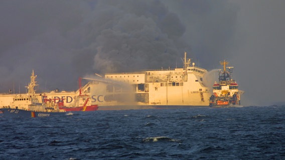 Dichte Rauchschwaden steigen von der Ostsee-Fähre "Lisco Gloria" auf. © Royal Danish Navy 