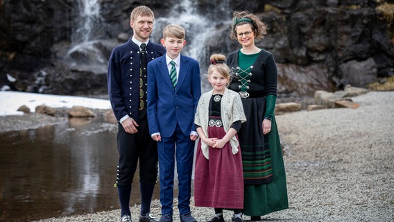Eine vierköpfige Familie in färöischen Trachten. © NDR Foto: Linea Kviske