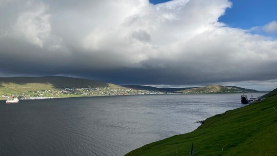 Ein abgelegenes Dorf an einem Fjord. © NDR Foto: Linea Kviske