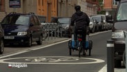 Ein Fahrradfahrer fährt durch die Kieler Innenstadt. © NDR 