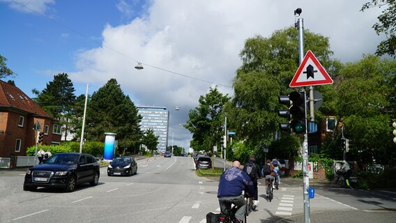 Mehrere Radfahrer auf der neuen Teststrecke. © NDR Foto: Moritz Mayer